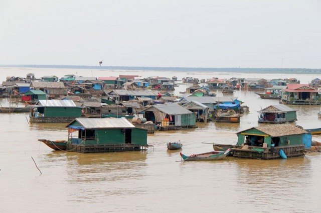 Chong Kneas floating village