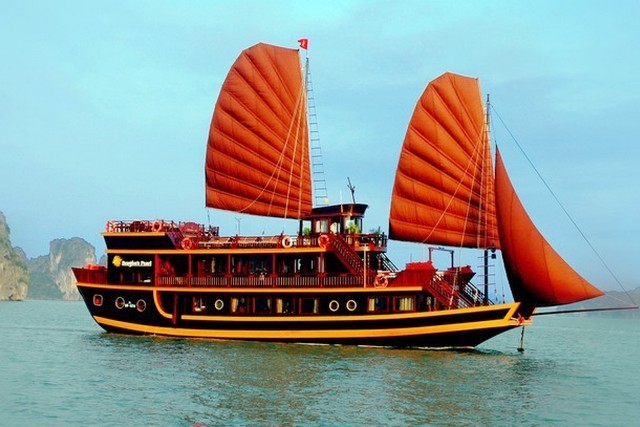 Halong on Dragon’s Pearl Junk