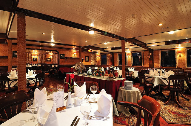 Emeraude Classic Dinning room