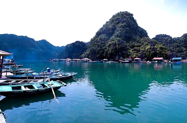 Halong Cong Dam fishing village