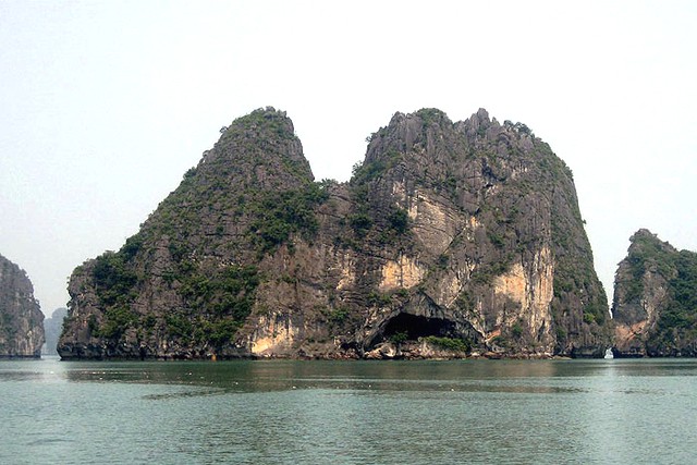 Halong Hang Trong Cave