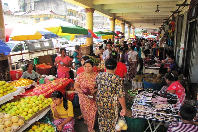 Market in Yangon 