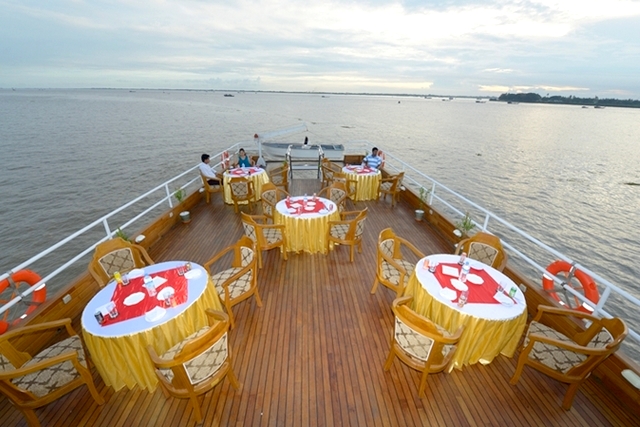 Royal Green River Cruises Dinning on board