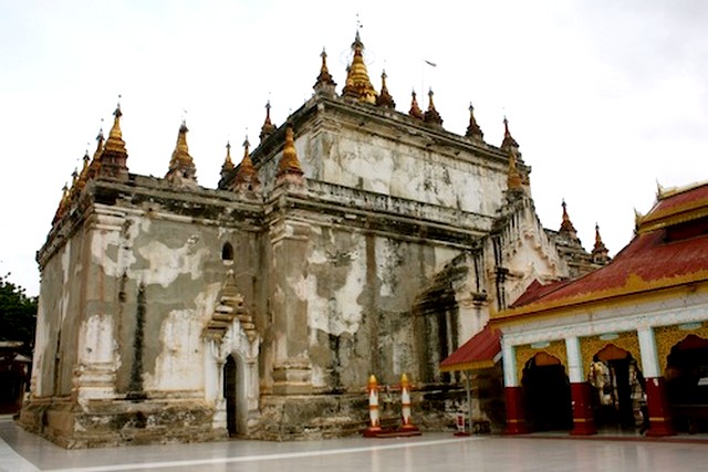 Bagan temple manuha