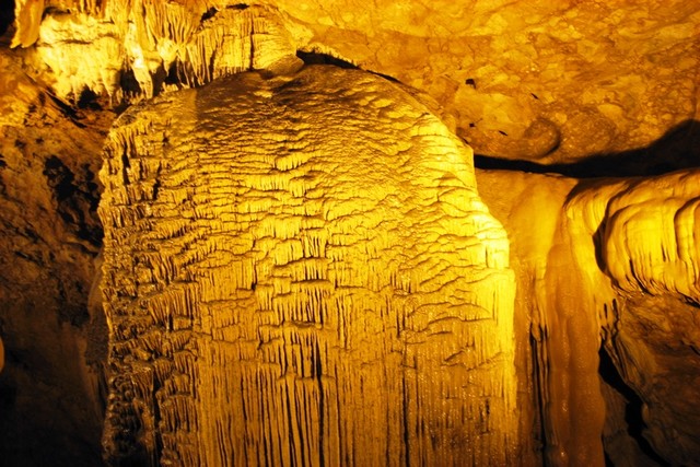 Nguom Ngao Cave