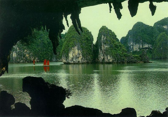 Trinh Nu Grotto in Halong bay