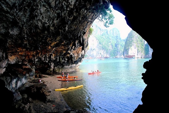 Bo Nau cave in Halong bay