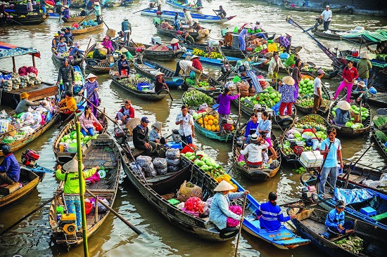Visit Cai Rang floating market to spend 3 days in Mekong Delta