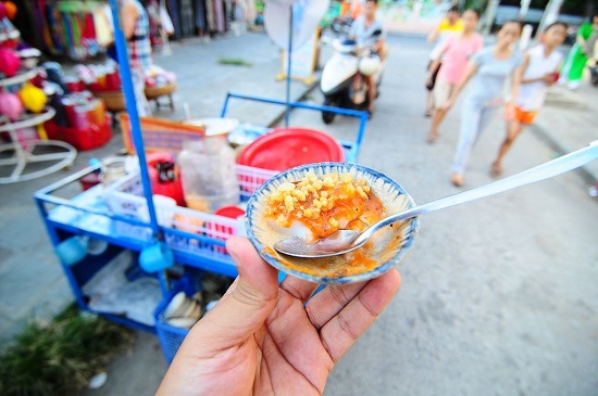 Enjoy street food is one of the Awesome Things to Do in Hoi An, Vietnam