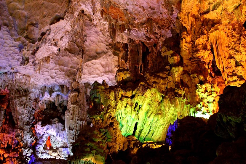 Thien Cung cave in Halong bay