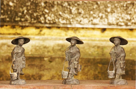 Bronze statues in Hoi An