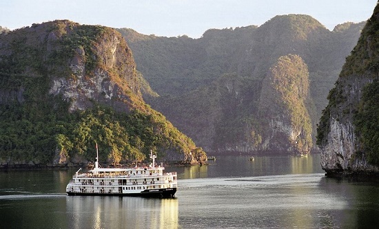 Emeraude Classic Cruise in Halong bay