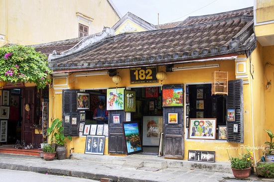Visiting and buying some works in Hoi An Fine Art Gallery