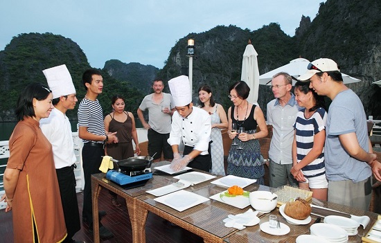 Join Vietnamese cooking class in Halong bay cruise
