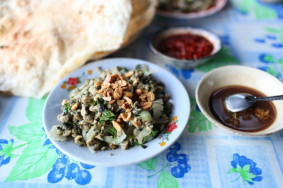 Tiny clams with crispy rice paper in Hoi An