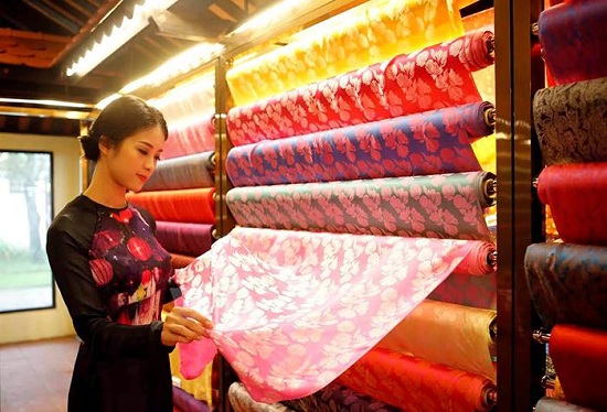 Silk is one of the most favourite things to buy in Hoi An