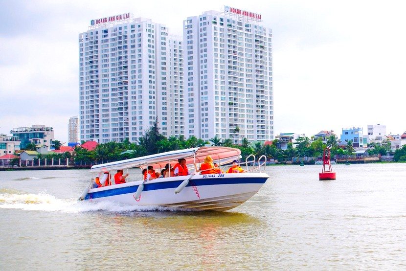 Cu Chi tunnels tour by speedboat