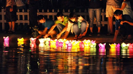 Drop twinkling light flowers on the river in Hoi An