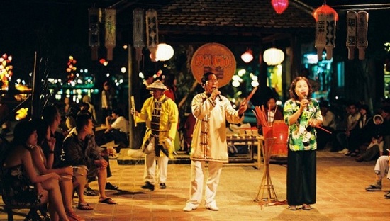 Play Bai Choi in Hoi An at night