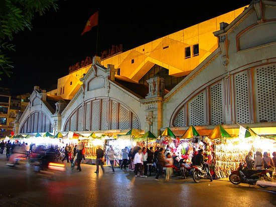 Dong Xuan night market in Hanoi at night