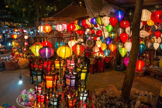 Exploring night market is one of the best nightlife experiences in Hoi An