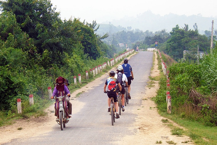 Cycling to Cu Chi tunnels