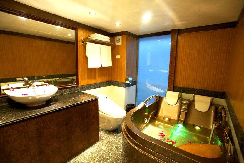 Emotion-Cruise-Halong-Bathroom-President