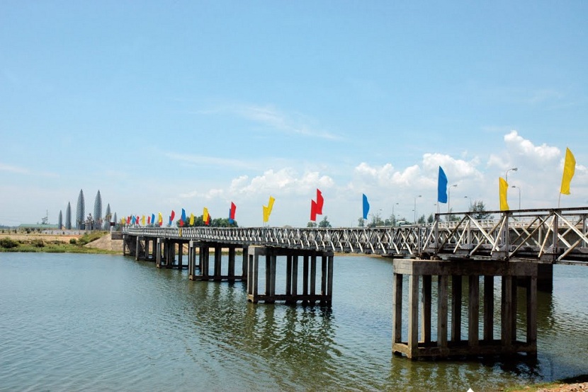 Hien Luong Bridge 