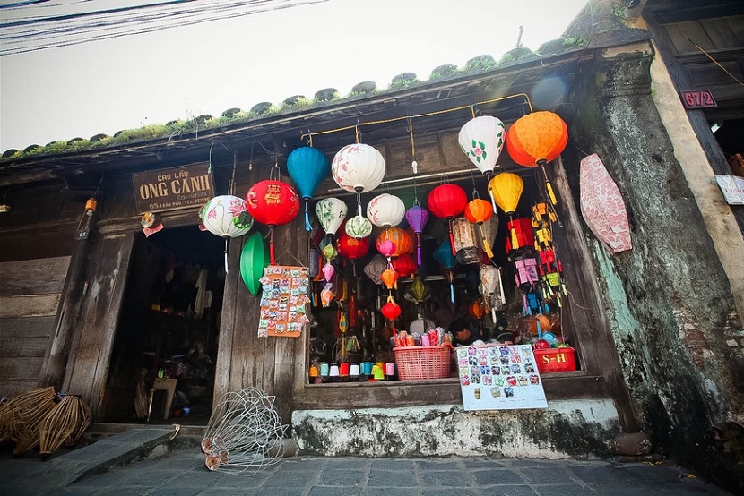 Hoi An Lantern Making – Painting Experience