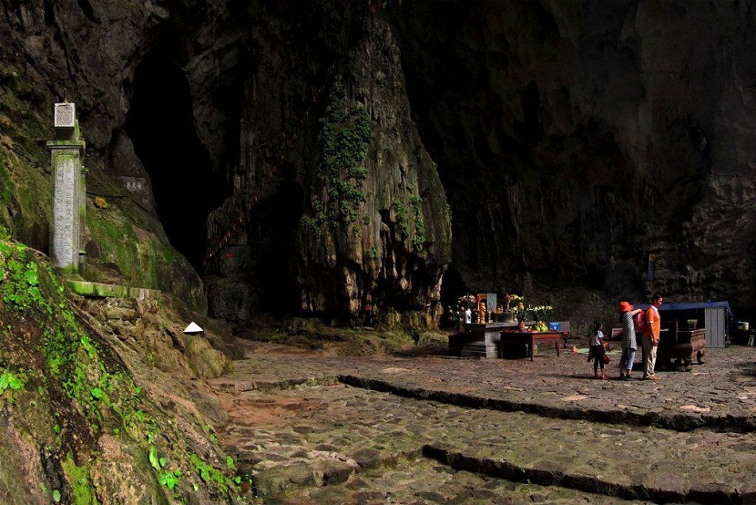 Huong Tich cave
