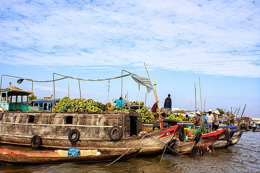 Long Xuyen floating market