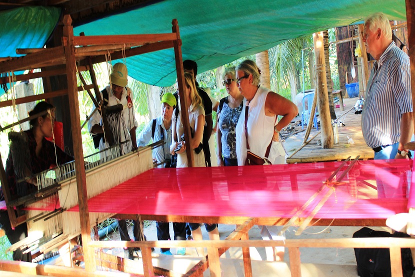 Chong Koh silk weaving village