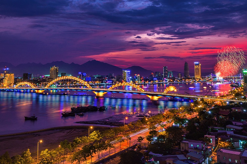 坐韩江游船看龙桥喷火是参观岘港的独特旅游活动