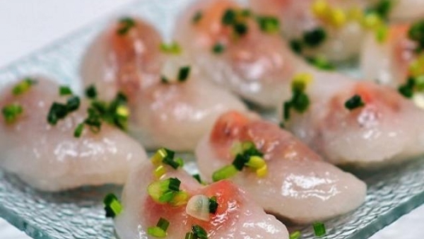 Bloating fern-shaped cakes are served in small bowls