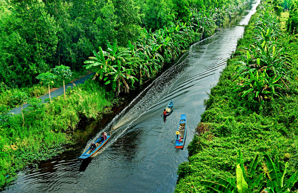 Traveling to Ca Mau by waterway