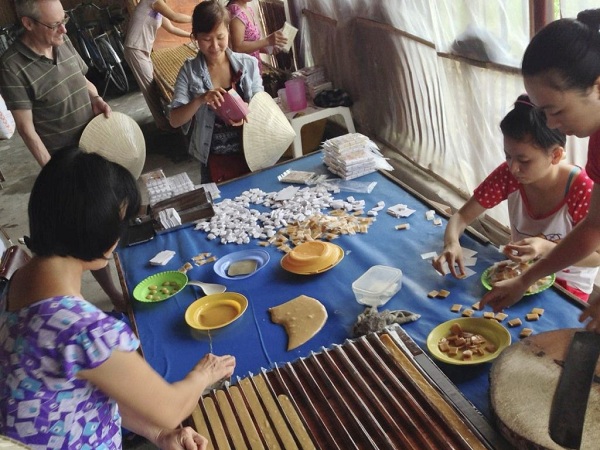 Tourists can join making coconut candies with locals