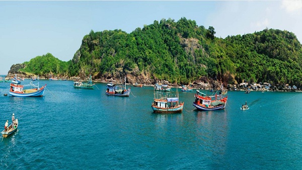 Hon Khoai Island is a stone island of hills and forest of Ca Mau