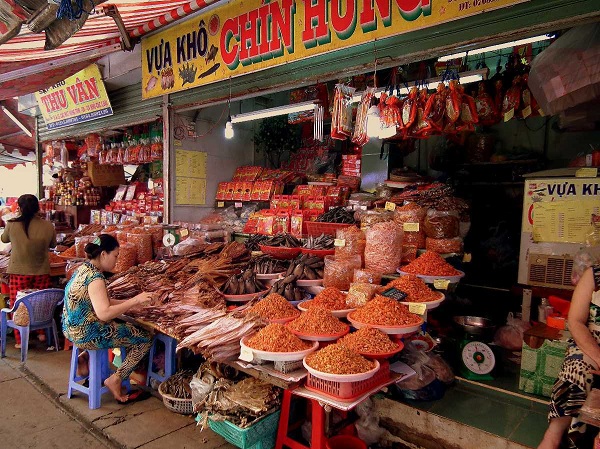 Local sellers in Vinh Long market