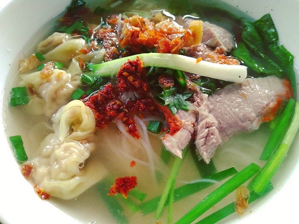 Rice noodle soup with wonton