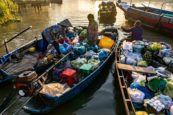 Floating market view at Phong Dien
