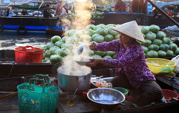 Eating at Phong Dien floating market