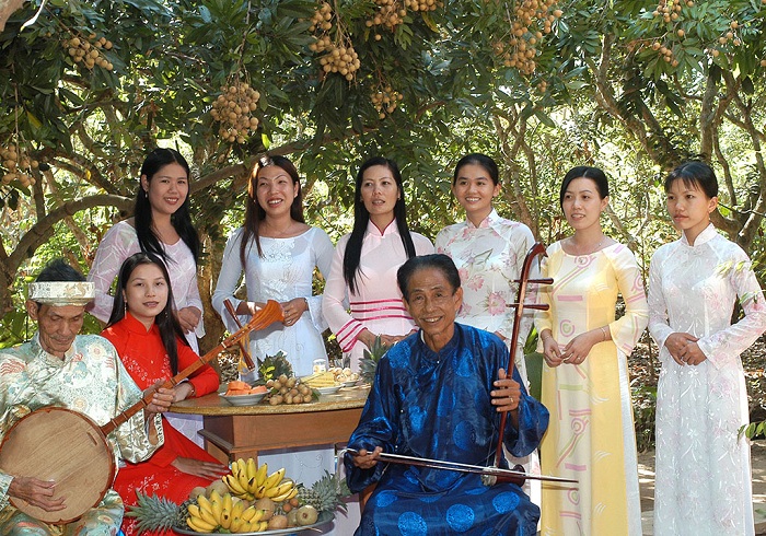 Listen to Vietnamese folk music in Con Quy