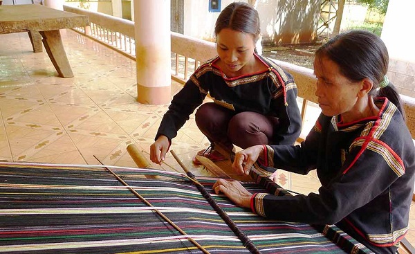 Locals are weaving brocade in the village