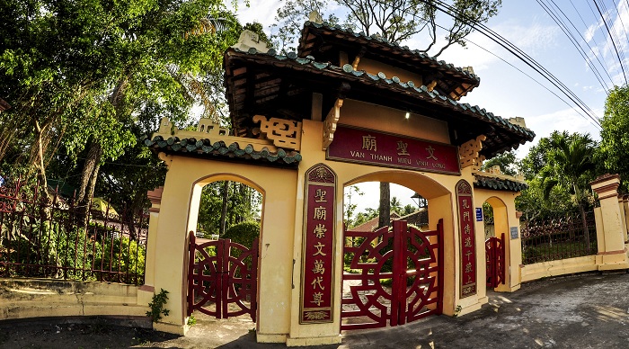 The front of Van Thanh Mieu Temple, Vinh Long 