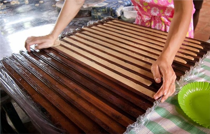 Making coconut candies in Phung Islet