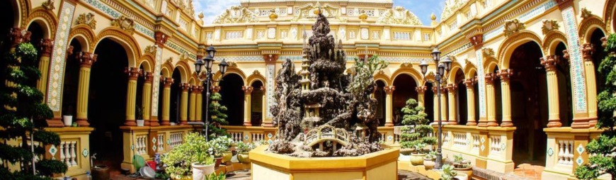 The architecture of Vinh Trang Pagoda