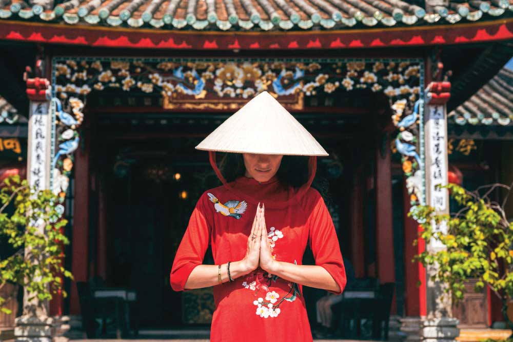 a-woman-in-non-la-in-traditional-viet-temple