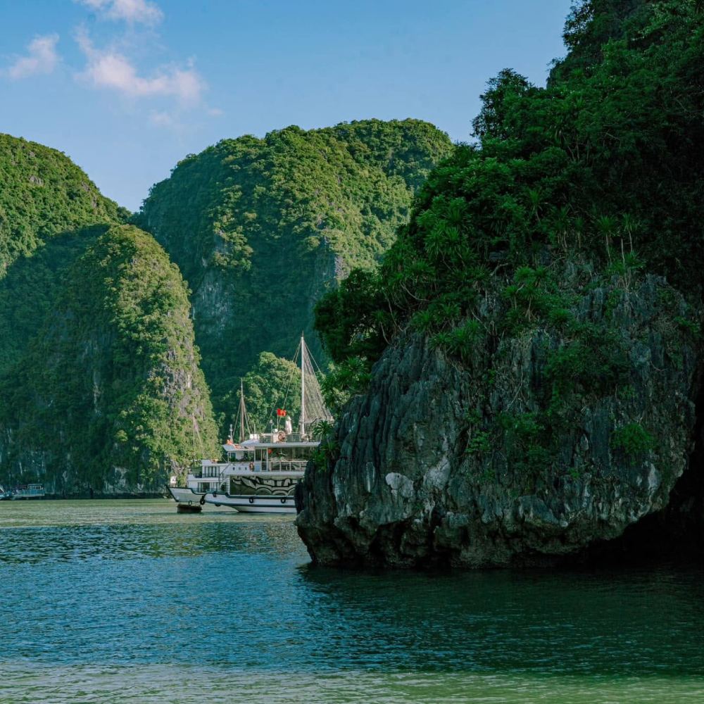 Halong Bay vs Lan Ha Bay: Complete comparison guide